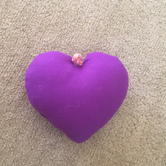 One hand embroidered heart 💕 keychain ornament - Picture 3 of 3